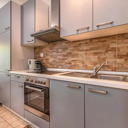 1 Bedroom Gorgeous In Medulin