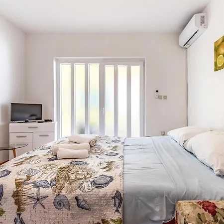 1 Bedroom Gorgeous In Medulin