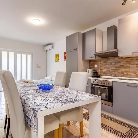 Nice Apartment In Medulin アパート